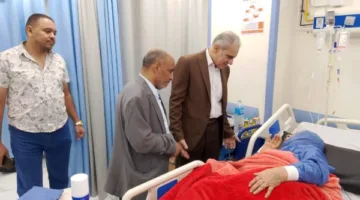 زيارة إنسانية: رئيس جامعة أسوان يشارك المرضى احتفالات العيد في المستشفى الجامعي
