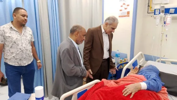 زيارة إنسانية: رئيس جامعة أسوان يشارك المرضى احتفالات العيد في المستشفى الجامعي زيارة إنسانية: رئيس جامعة أسوان يشارك المرضى احتفالات العيد في المستشفى الجامعي