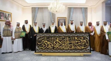 نيابة عن الملك سلمان، تسليم الكسوة الجديدة للكعبة إلى القائمين على بيت الله الحرام.
