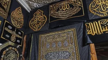 تسليم غطاء الكعبة لمشرفي بيت الله الحرام