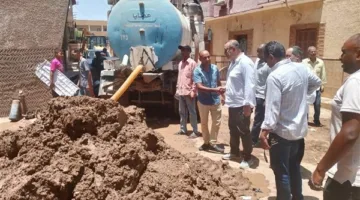 نائب محافظ أسوان يتابع استئناف ضخ المياه في عدة مناطق بعد إصلاح تسربات مفاجئة