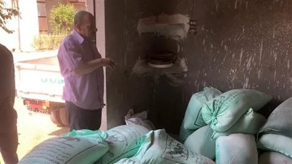 إحباط صفقة لبيع 7 أطنان من الدقيق المدعوم في السوق غير القانونية إحباط صفقة لبيع 7 أطنان من الدقيق المدعوم في السوق غير القانونية