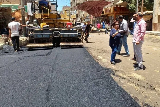 في إطار خطة التوسيع الحضري.. محافظ المنيا يراقب تنفيذ مشاريع تحسين الطرق في ملوى ومطاي.