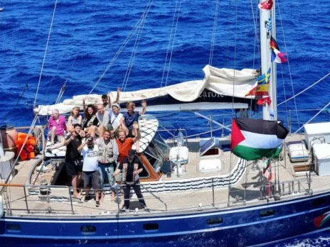 سفينة “مادلين” تقترب من سواحل غزة، ومسؤول أمني إسرائيلي يعلن عن نية الجيش منعها من الوصول إلى القطاع.. (صورة/فيديو) سفينة “مادلين” تقترب من سواحل غزة، ومسؤول أمني إسرائيلي يعلن عن نية الجيش منعها من الوصول إلى القطاع.. (صورة/فيديو)