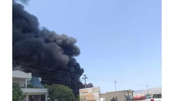 تعاون جماعي لإخلاء الوقود: نيران ضخمة تلتهم محطة بنزين في السليمانية (فيديو)