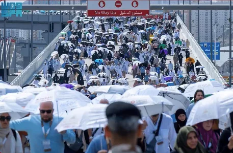 حجاج بيت الله الحرام يقومون برمي الجمرات في اليوم الثاني من أيام التشريق