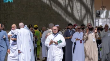 حجاج بيت الله الحرام يقومون برمي الجمرات الثلاث في اليوم الثاني من أيام التشريق