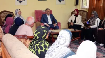 محافظ الإسماعيلية يقيم احتفالاً بعيد مع نزلاء دار كبار السن