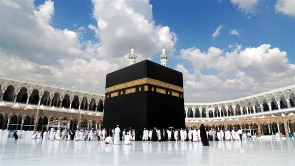 لمست الكعبة خلال الإحرام ويدي انعمّت.. ما هو الحكم؟ عضو من مركز الأزهر يوضح.