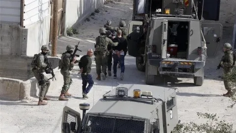 الجيش الإسرائيلي يداهم قرى في الضفة الغربية ويعتقل 7 فلسطينيين. الجيش الإسرائيلي يداهم قرى في الضفة الغربية ويعتقل 7 فلسطينيين.