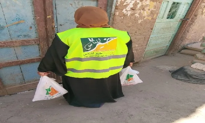 تعاون الأقصر و”خير للناس” في توزيع لحوم الأضاحي على الأسر المحتاجة.