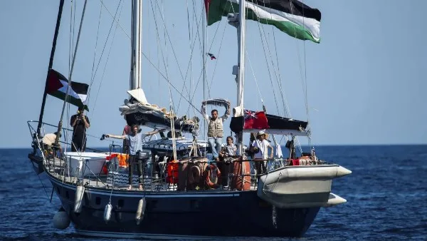 تصاعد التوتر قبالة سواحل غزة.. إسرائيل تستعد للتصدي لسفينة مادلين. تصاعد التوتر قبالة سواحل غزة.. إسرائيل تستعد للتصدي لسفينة مادلين.