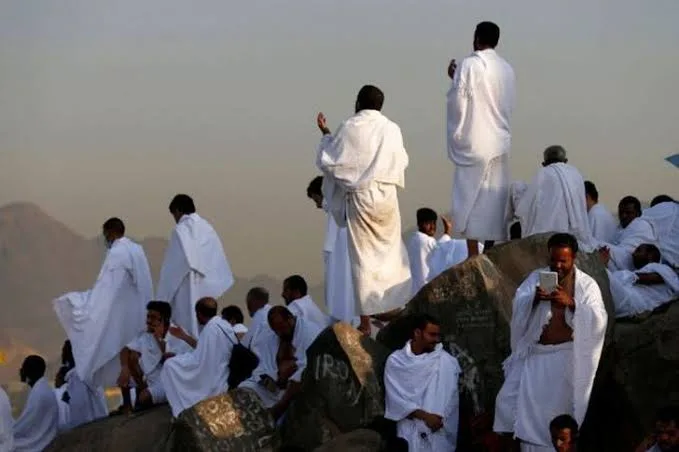 لماذا يؤدي الحجاج السريعين طواف الوداع بـ”الجلباب”؟ تعرف على شعائر الحج لماذا يؤدي الحجاج السريعين طواف الوداع بـ”الجلباب”؟ تعرف على شعائر الحج