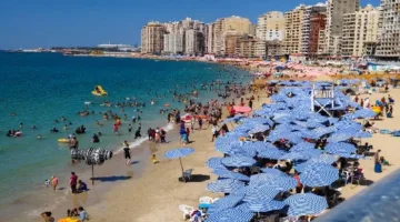 زيادة عدد الزوار على شواطئ الإسكندرية في اليوم الثالث من عيد الأضحى