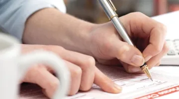 هل تطبّق البنوك رسوم خدمة عند إنشاء حساب توفير؟
