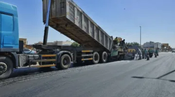حفر الباطن تتابع تنفيذ أعمال الرصف في إطار تعزيز البنية التحتية