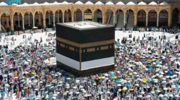 الحجاج السريعين يقومون بأداء طواف الوداع