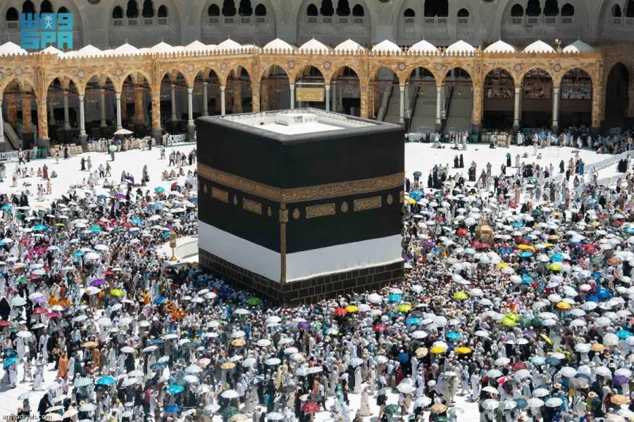 الحجاج السريعين يقومون بأداء طواف الوداع