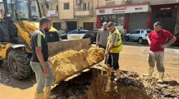 محافظ الجيزة يراقب أعمال إصلاح تسريب أنابيب المياه في شارع ترسا خلال عطلة عيد الأضحى