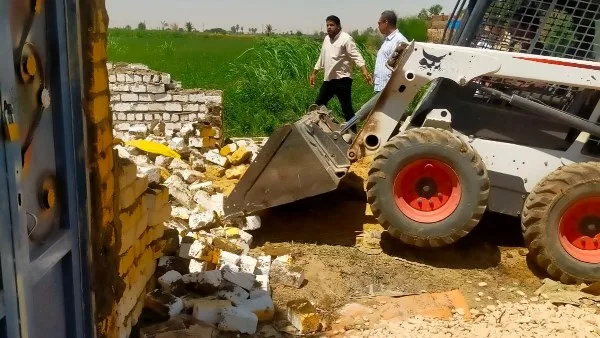 إزالة تعديات على الأراضي الزراعية في أرمنت وتجميع 30 طنًا من النفايات إزالة تعديات على الأراضي الزراعية في أرمنت وتجميع 30 طنًا من النفايات