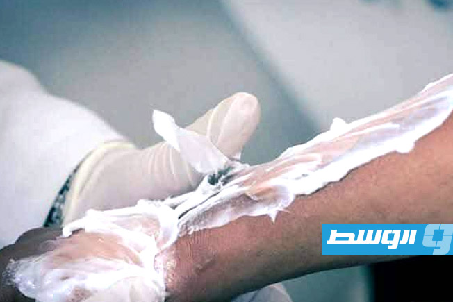 جانب من إسعاف أحد المصابين في مستشفى «بن سينا» التعليمي في سرت، الأحد 8 يونيو 2025 (فيسبوك)