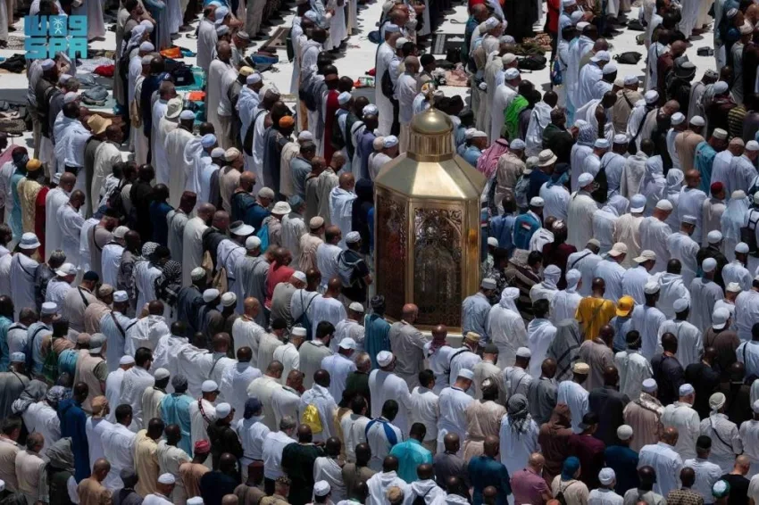 الحجاج السريعون يجرون طواف الوداع بسهولة وهدوء الحجاج السريعون يجرون طواف الوداع بسهولة وهدوء