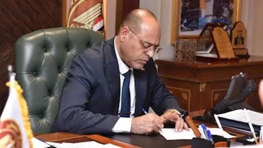 وزير العمل يعلن منح 200 ألف جنيه لأسرة سائق سيارة الوقود المتوفى.