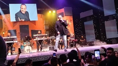 مشاركة خالد جلال وخالد عبدالجليل في حفلة هشام عباس المكتظة على مسرح البالون مشاركة خالد جلال وخالد عبدالجليل في حفلة هشام عباس المكتظة على مسرح البالون