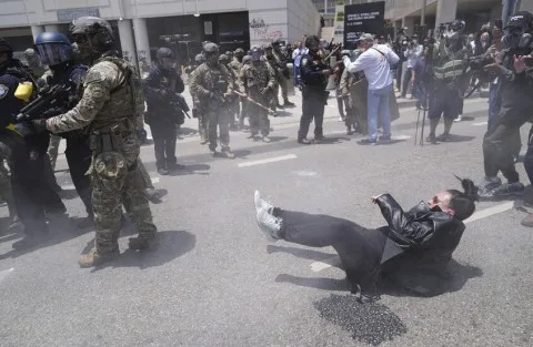 ترامب يأمر وزيري الأمن الداخلي والدفاع باتخاذ خطوات لـ “تحرير لوس أنجلوس من هجوم المهاجرين” ترامب يأمر وزيري الأمن الداخلي والدفاع باتخاذ خطوات لـ “تحرير لوس أنجلوس من هجوم المهاجرين”