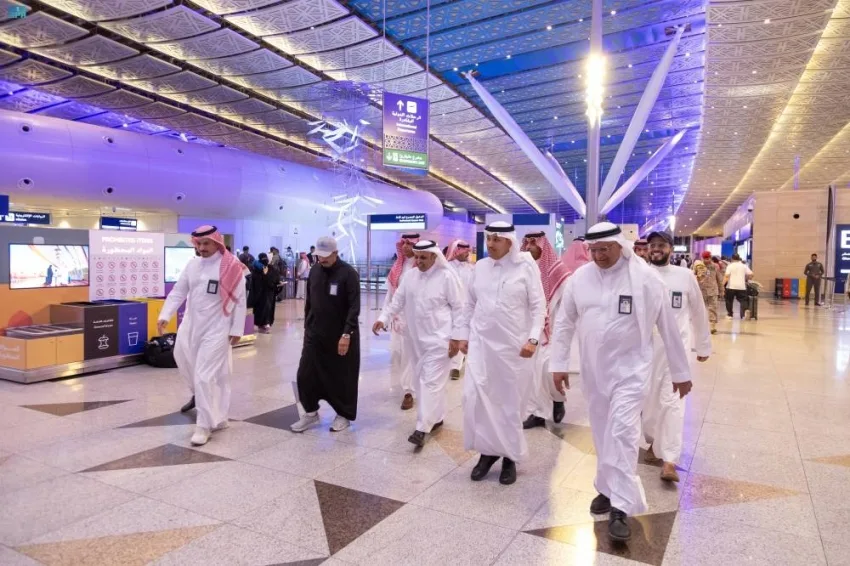 وزير النقل يقوم بتفقد استعدادات المطار لاستقبال الحجاج المغادرين وزير النقل يقوم بتفقد استعدادات المطار لاستقبال الحجاج المغادرين