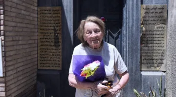 جينا، ابنة نجيب الريحاني، تزور قبر والدها في ذكرى وفاته