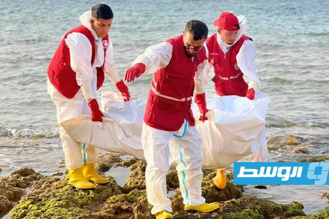 الهلال الأحمر يستخرج جثة من شاطئ تاجوراء (صور)