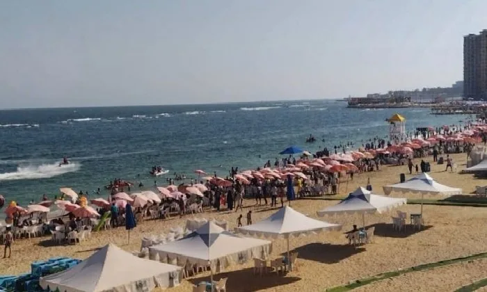في أجواء احتفالية.. شواطئ الإسكندرية ترحب بالزوار في اليوم الرابع من عيد الأضحى المبارك في أجواء احتفالية.. شواطئ الإسكندرية ترحب بالزوار في اليوم الرابع من عيد الأضحى المبارك