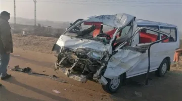 إصابة أربعة أفراد جراء انقلاب حافلة صغيرة على طريق بركة السبع
