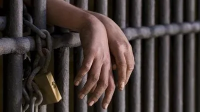 إلقاء القبض على شخص بحوزته 35 كيلو من الاستروكس والحشيش وذخيرة نارية في منطقة السلام إلقاء القبض على شخص بحوزته 35 كيلو من الاستروكس والحشيش وذخيرة نارية في منطقة السلام