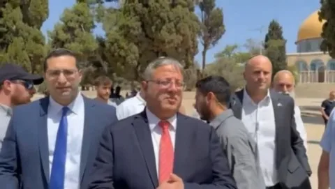 صمت عربي وإسلامي: بن غفير يستفز لبدء حرب دينية ونتنياهو يحدث تغييرات تاريخية في القدس والضفة قد تؤدي إلى أكتوبر جديد. الاحتلال: يمكننا إنهاء السلطة الفلسطينية في 48 ساعة، لكنها تخدم مصلحتنا وتتبع تعليمات منسق الحكومة. صمت عربي وإسلامي: بن غفير يستفز لبدء حرب دينية ونتنياهو يحدث تغييرات تاريخية في القدس والضفة قد تؤدي إلى أكتوبر جديد. الاحتلال: يمكننا إنهاء السلطة الفلسطينية في 48 ساعة، لكنها تخدم مصلحتنا وتتبع تعليمات منسق الحكومة.