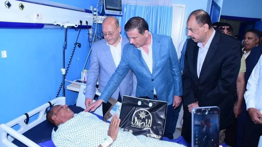 وزير الزراعة يزور المسؤول عن حماية الأراضي المتواجد في مستشفى سوهاج الجامعي بسبب إصابته وزير الزراعة يزور المسؤول عن حماية الأراضي المتواجد في مستشفى سوهاج الجامعي بسبب إصابته