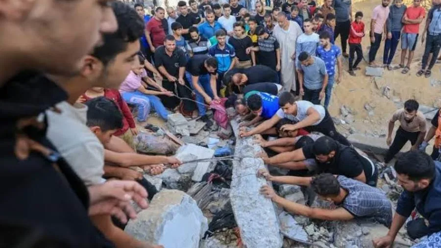 مقتل ثلاثة فلسطينيين وإصابة آخرين نتيجة قصف إسرائيلي على حي الزيتون في غزة مقتل ثلاثة فلسطينيين وإصابة آخرين نتيجة قصف إسرائيلي على حي الزيتون في غزة