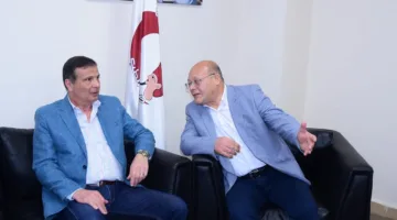 وزير الزراعة يزور مسؤول حماية الأراضي في الإدارة الزراعية بعد تعرضه للإصابة للتأكد من حالته.