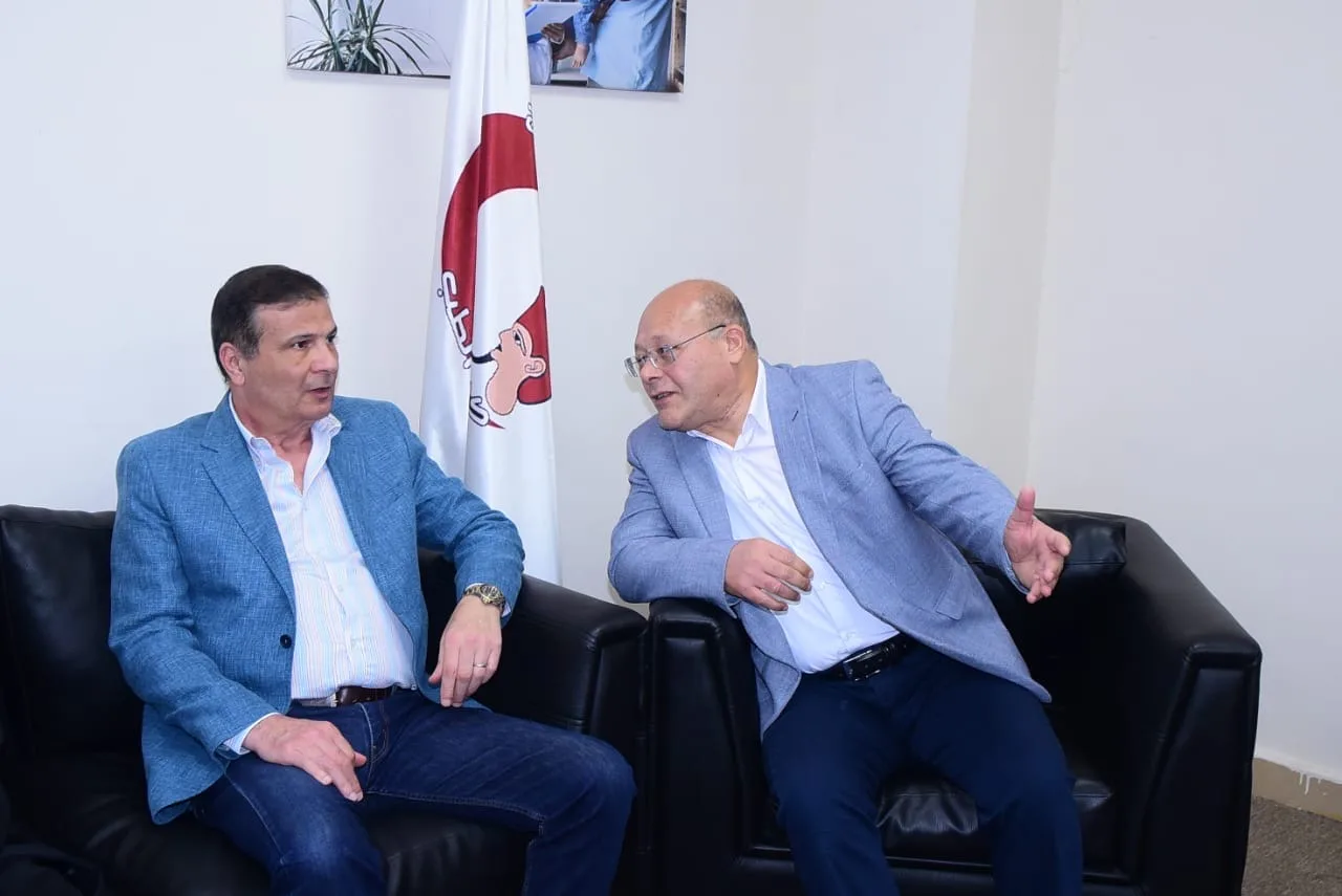 وزير الزراعة يزور مسؤول حماية الأراضي في الإدارة الزراعية بعد تعرضه للإصابة للتأكد من حالته. وزير الزراعة يزور مسؤول حماية الأراضي في الإدارة الزراعية بعد تعرضه للإصابة للتأكد من حالته.