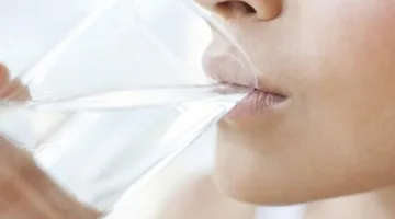 6 دلائل تدل على أنك لا تحصل على الكمية الكافية من الماء