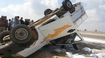 عطل الإطار يتسبب في حادث انقلاب سيارة ربع نقل: إصابة 19 عاملاً على الطريق الصحراوي في المنيا