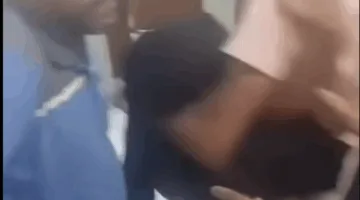 فيديو لدكتور في قنا يشعل نقاشات بعد عدم تقديمه الرعاية لامرأة مسنّة مما تسبب في وفاتها