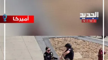 شخص واحد يواجه 3 ضباط بقوة في مشهد مفاجئ (فيديو)