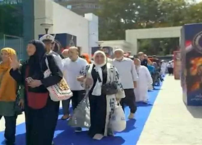هدايا وعروض تقليدية… “وزارة الداخلية” تحتفل بعيد الأضحى مع المسنين هدايا وعروض تقليدية… “وزارة الداخلية” تحتفل بعيد الأضحى مع المسنين