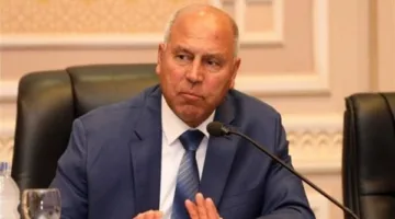 وزير النقل يقوم بجولة في محطة مصر لمراقبة سير العمل بعد عطلة عيد الأضحى.