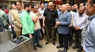 وزير الصناعة والنقل يقوم بزيارة مفاجئة لتفقد محطة مصر للسكك الحديدية في رمسيس