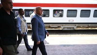 وزير الصناعة يقوم بزيارة تفقدية غير معلنة لمحطة مصر للسكك الحديدية في رمسي لمراقبة انتظام العمل وفعاليته. وزير الصناعة يقوم بزيارة تفقدية غير معلنة لمحطة مصر للسكك الحديدية في رمسي لمراقبة انتظام العمل وفعاليته.