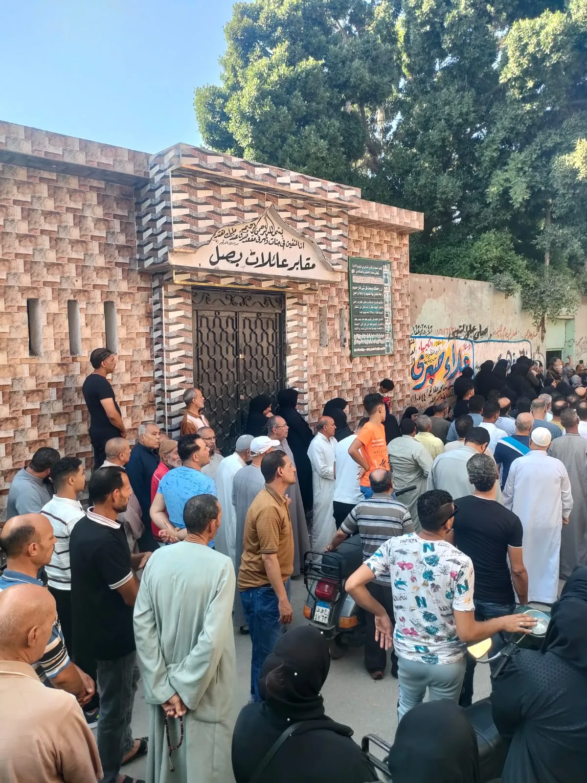 المئات يرافقون جثمان شاب توفي نتيجة الإهمال الطبي في المحلة.. صور وفيديو المئات يرافقون جثمان شاب توفي نتيجة الإهمال الطبي في المحلة.. صور وفيديو
