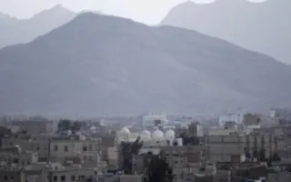 مواطن يمني يعاني من اضطرابات نفسية يهاجم مسجداً ويقضي على 12 شخصاً في اليوم الثاني من العيد.